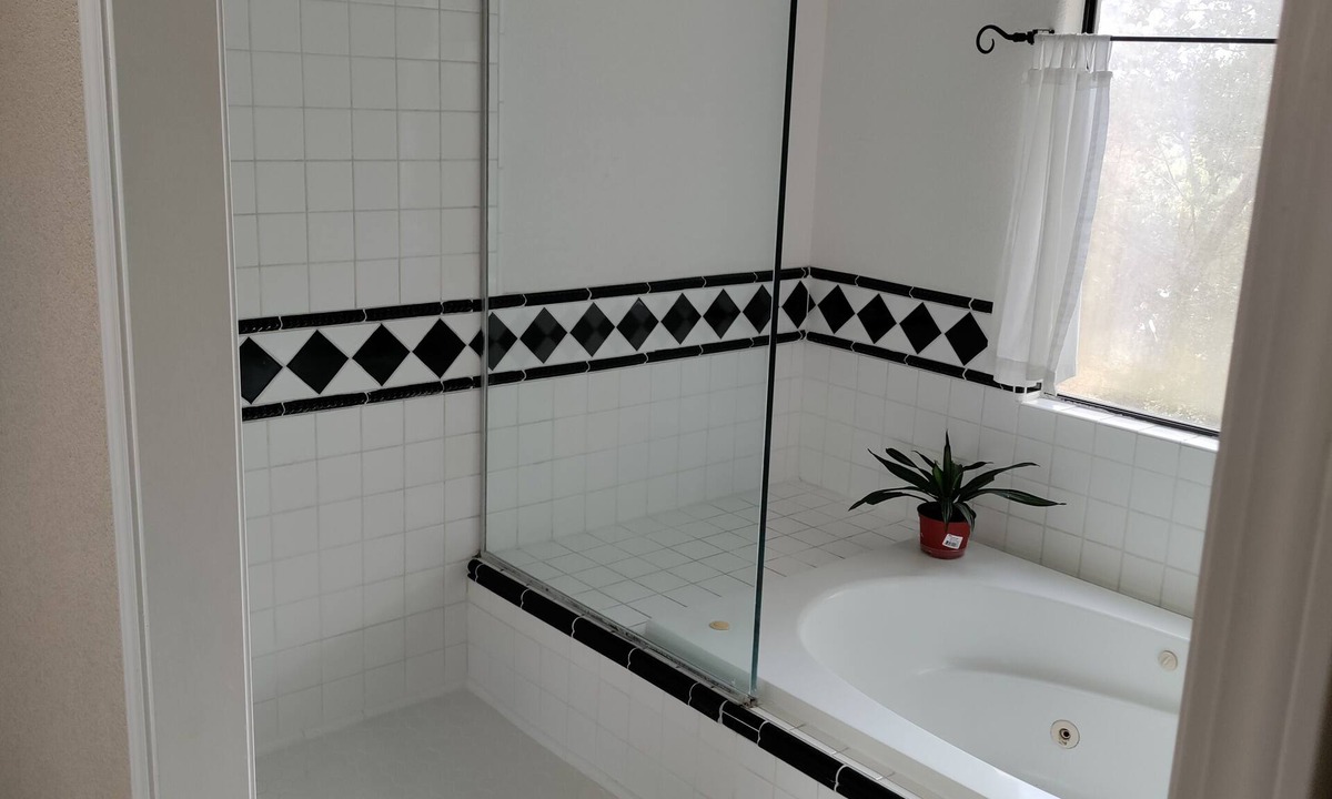 Hollister Apartment | Executive Master Suite