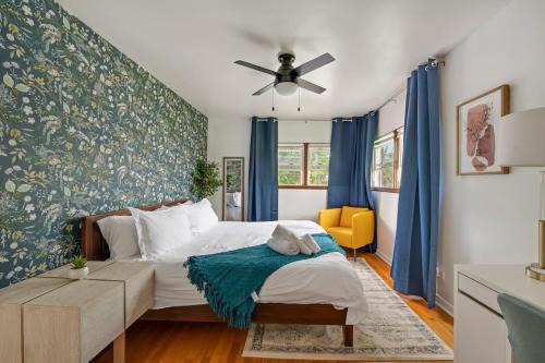 Westmont Apartment | Executive Retreat - 2 Parking Spaces, Sleeps 4!