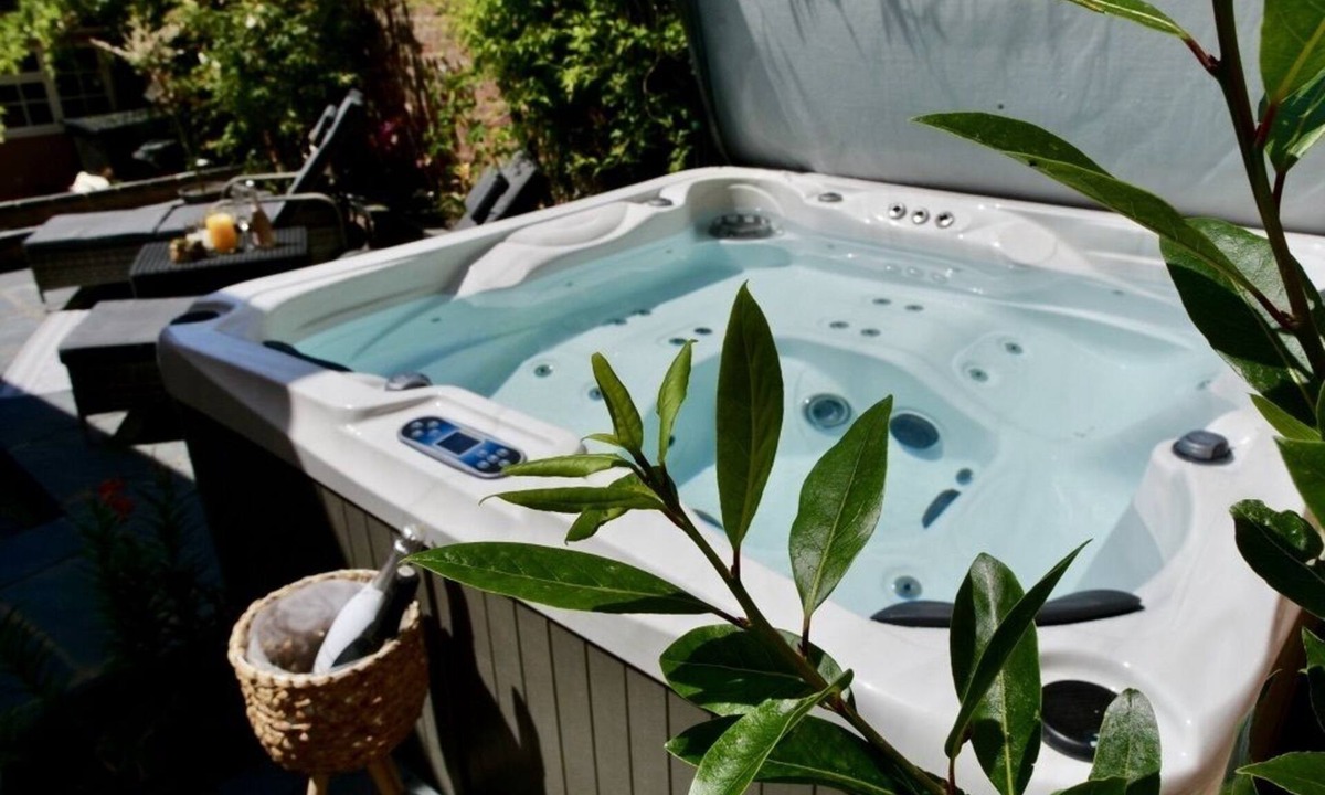 Saffron Walden Apartment | Executive Suite with Private Hot Tub SkyTV