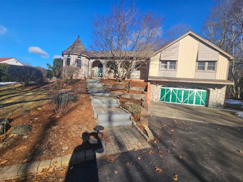 Dracut Apartment | Executive Suite with Kitchen & Bath, Parking, Spacious & Comfortable
