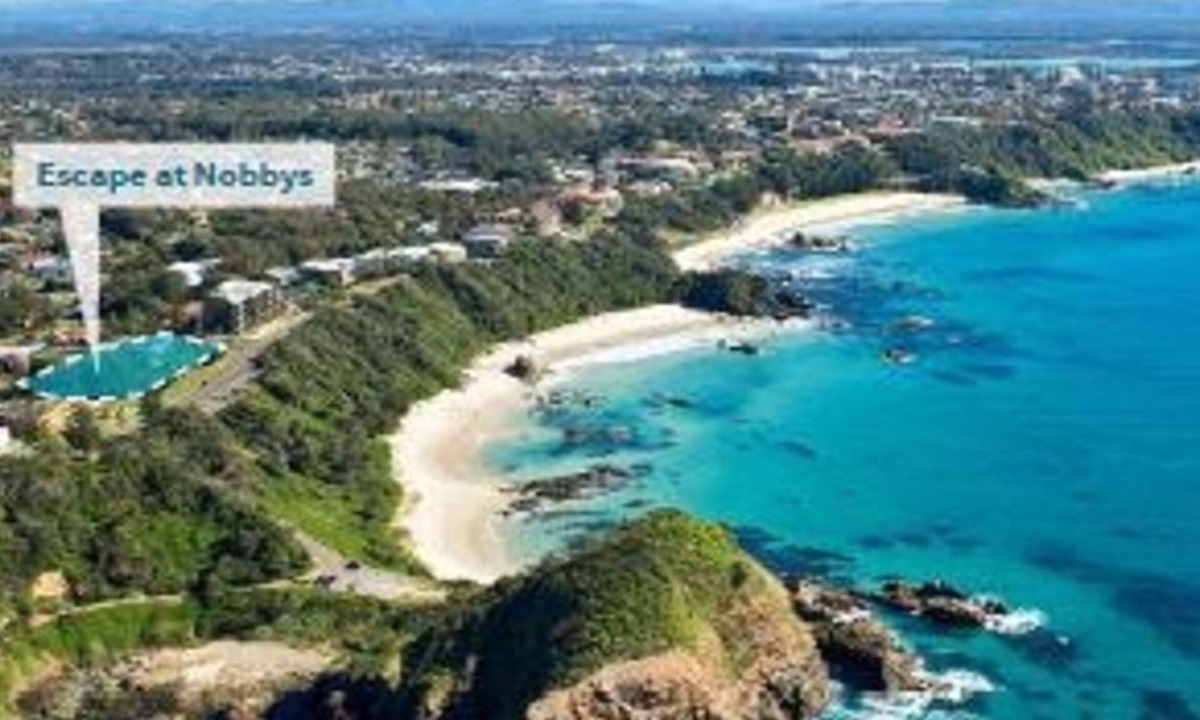 Flynns Beach House | Executive Townhouse At Nobbys Beach