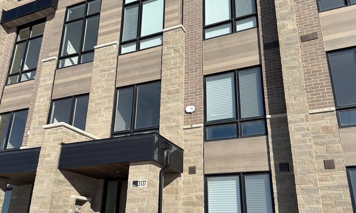 Oakville House | Executive Townhouse Oakville, this stylish new home is perfect for group trips.