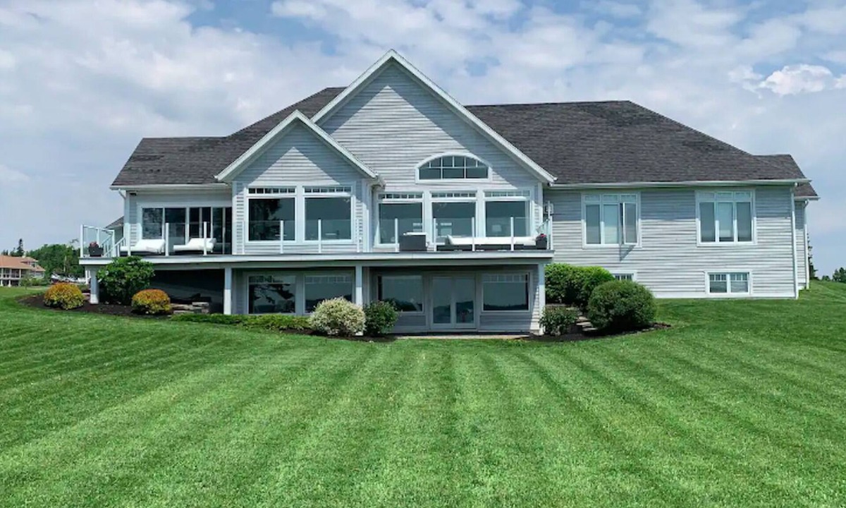 Cornwall House | Executive Water Front Home With Steps To Water, 15 Mins to Downtown