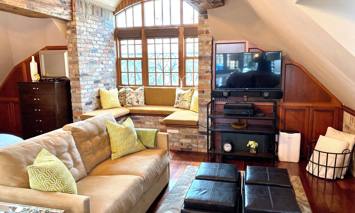 Clarkson-Lorne Park Apartment | Executive Waterfront Loft- 30+ Days