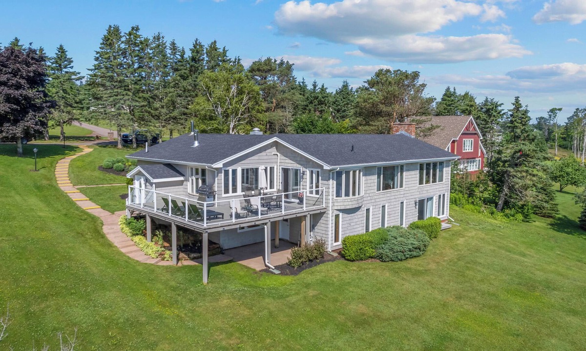 Granville House | Executive Waterfront Home