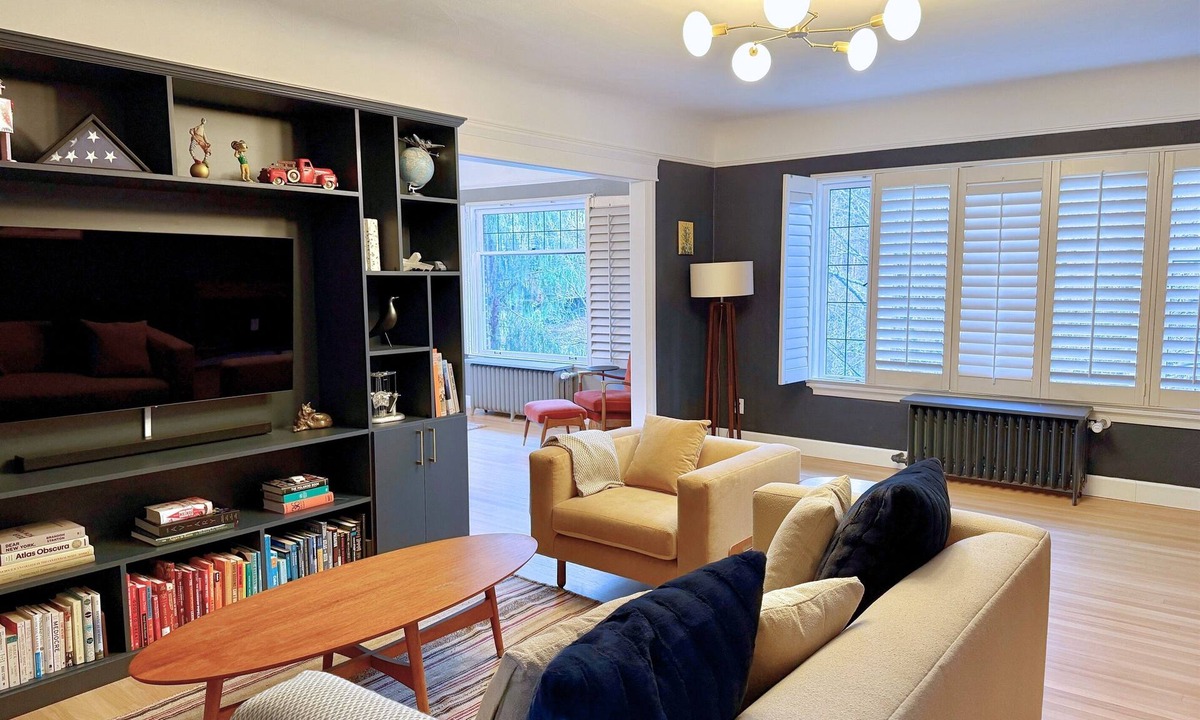 Eastlake Condo | Executive World Cup Base | Reserved Parking | Full Kitchen | Top Floor Privacy