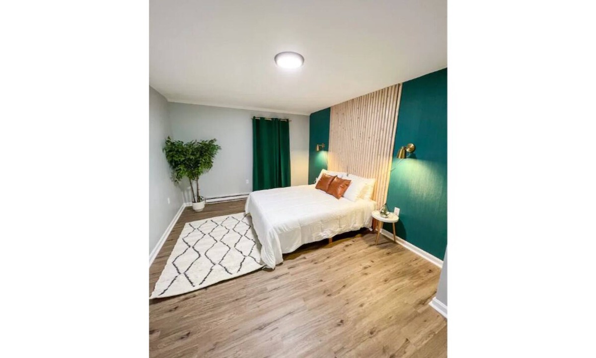 Yalesville Apartment | Exhilarating Emerald & Gold Apt! No cleaning fee