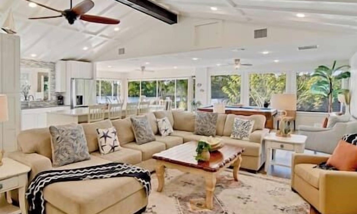 Buckingham House | Exotic Water Front Getaway! Sleeps 14