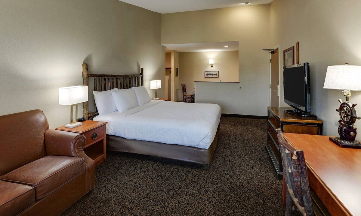 Peoria Hotel | Expanded King in Stoney Creek Peoria! Living Area w/Sofa Sleeper | 2 Units