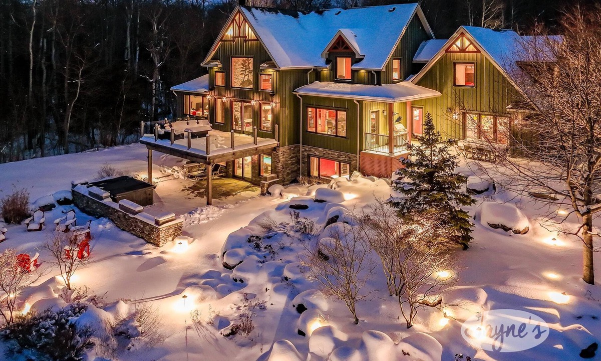 Glen Huron Ski Chalet | Expansive 6bed 5bath Chalet in The Blue Mountains! Hot Tub!