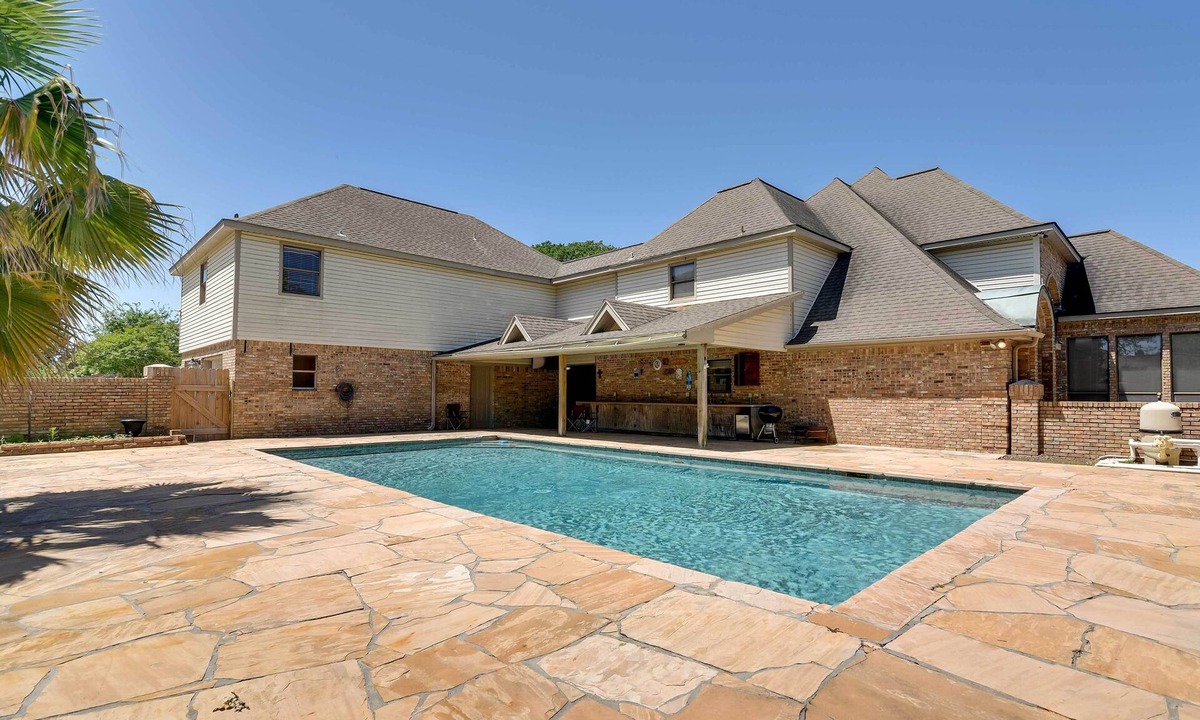 Texas City House | Expansive Home w/Pool Table ~ 15 Mi to Galveston!