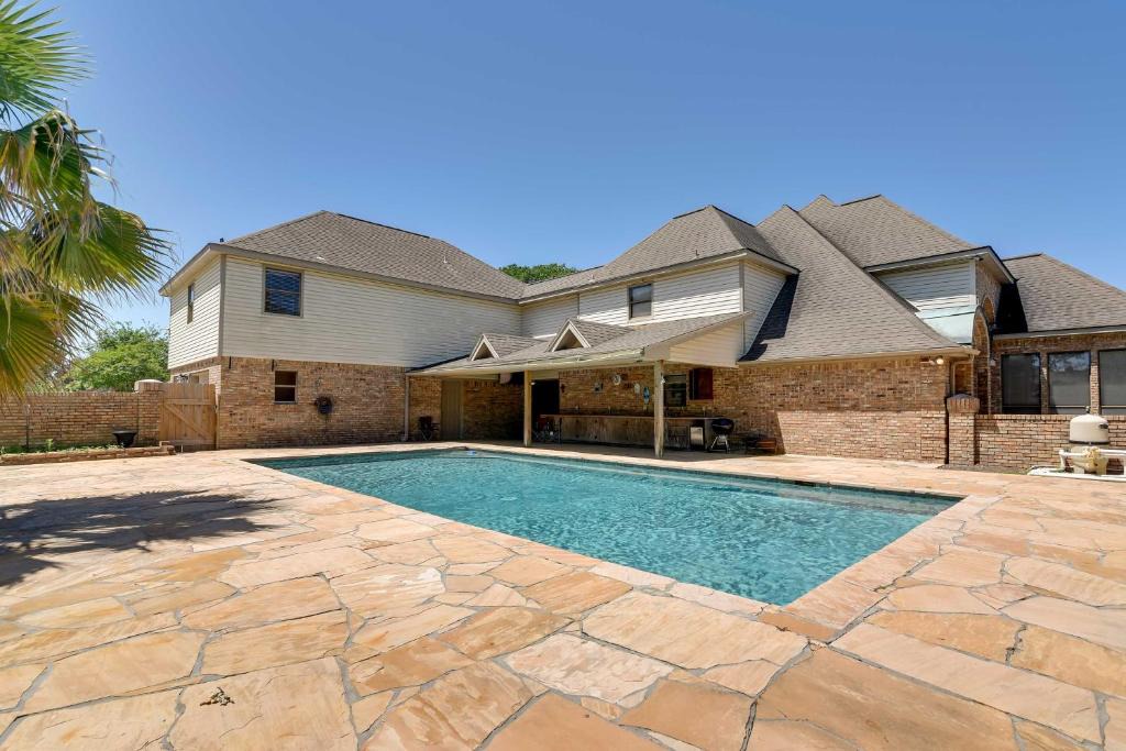 Texas City House | Expansive Home w/Pool Table ~ 15 Mi to Galveston!