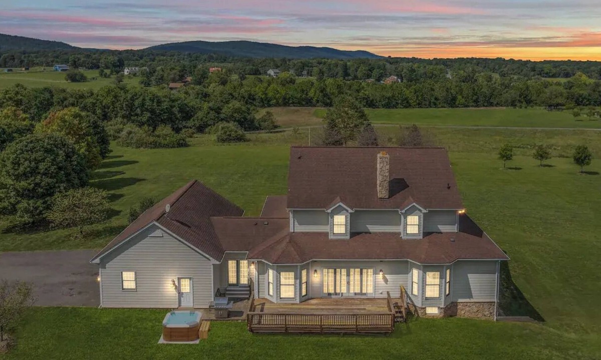 Purcellville House | Expansive Villa w/Hot Tub, Fire Pit