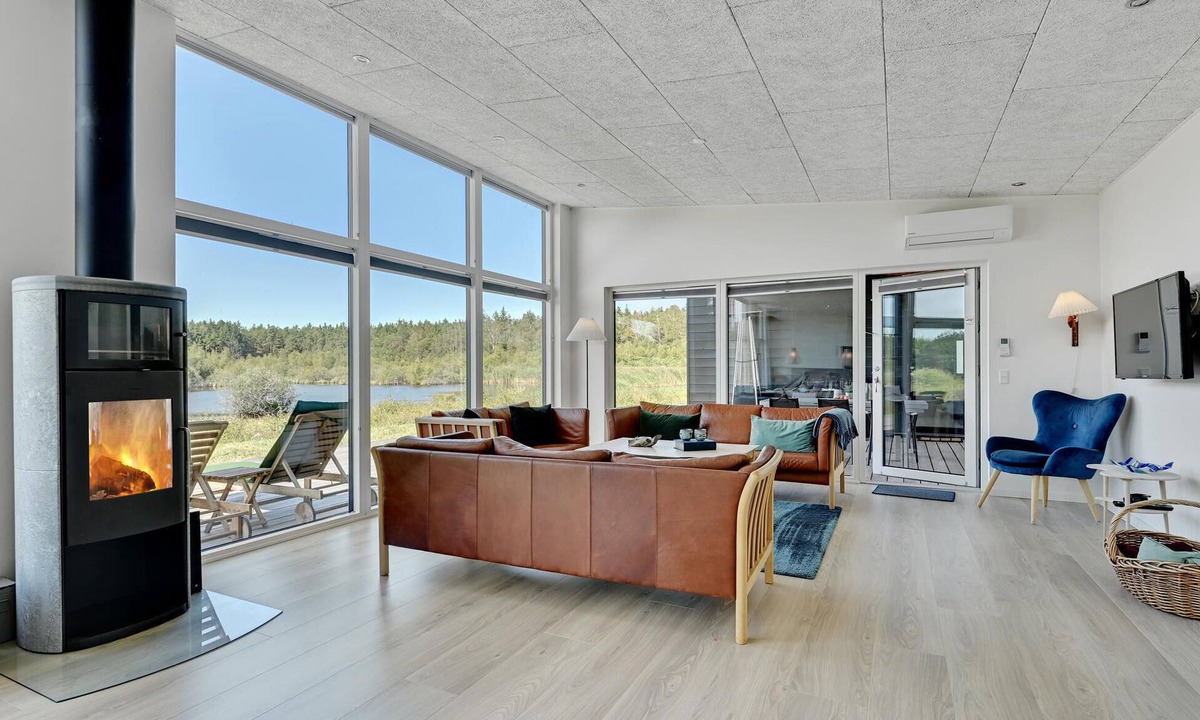 Øksenmølle House | Experience a beautifully sized and well furnished cottage with panoramic views over the lake.