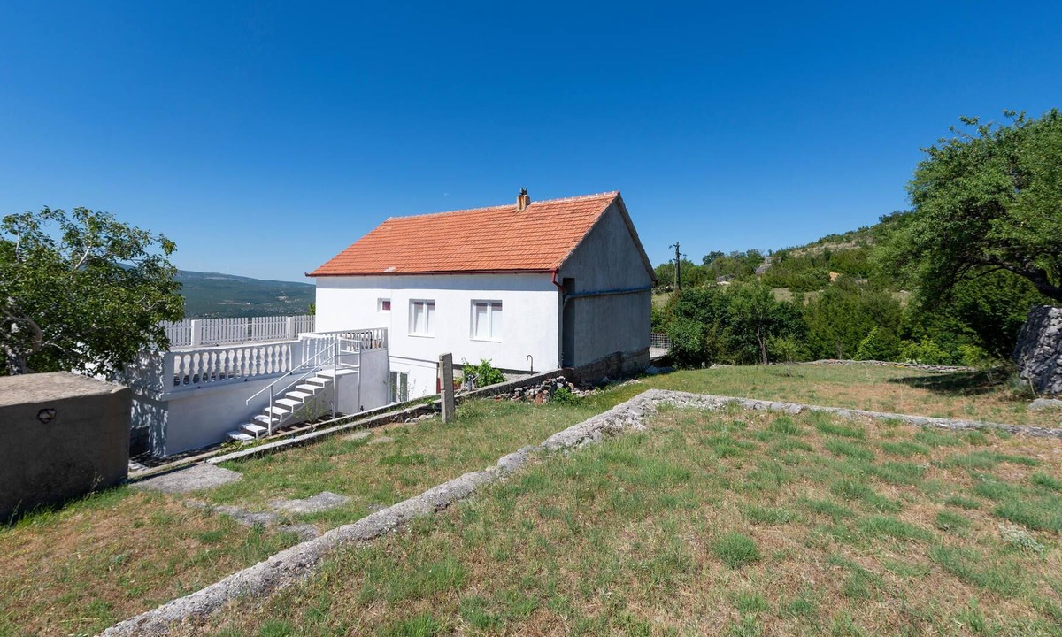 Obrovac Apartment | Experience a fantastic nature vacation in this beautiful vacation apartment in a detached house.
