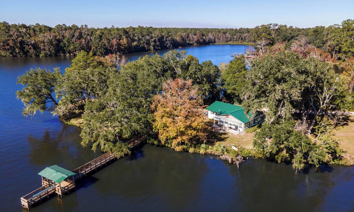 Quincy House | Experience Beautiful Lake Point!