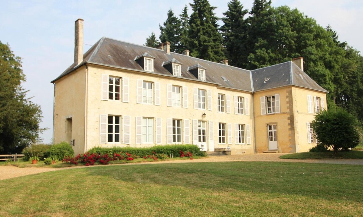 Bellavilliers Cottage | Experience Castle Charm with WiFi in Bellavilliers