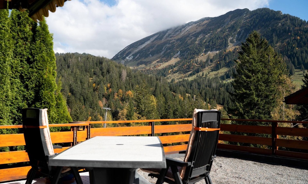Mitloedi Apartment | "Experience Comfort and Adventure at Ferienhaus Bergblick in Amden!"