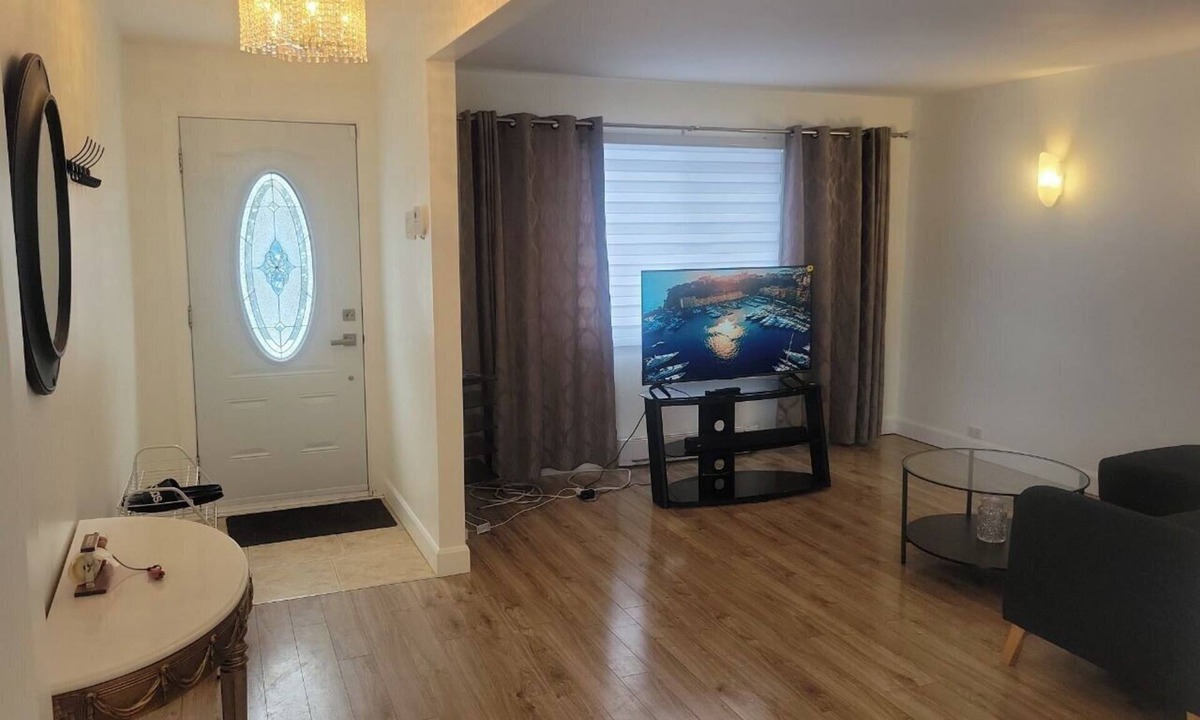 Pointe-aux-Trembles House | Experience comfort, style, and tranquility in this beautifully renovated home.