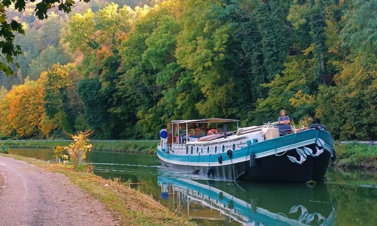 Plombiees-Les-Dijon Boat Rental | Experience A Bord D'une Peniche Centenaire