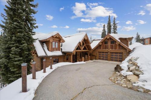 Baldy Mountain House | Experience Goldenview Lodge, a beautiful log home with multiple decks, stunning views and hot tub