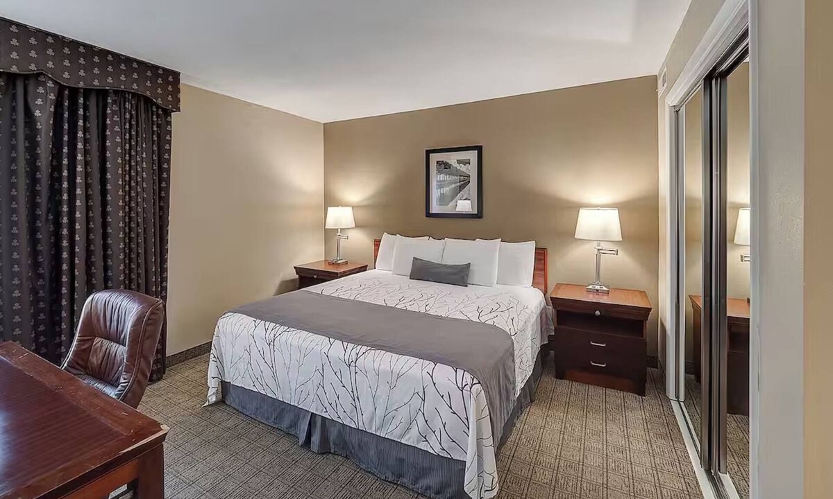 Urbana Hotel | Experience King Bed Comfort Close to Local Attractions in Urbana