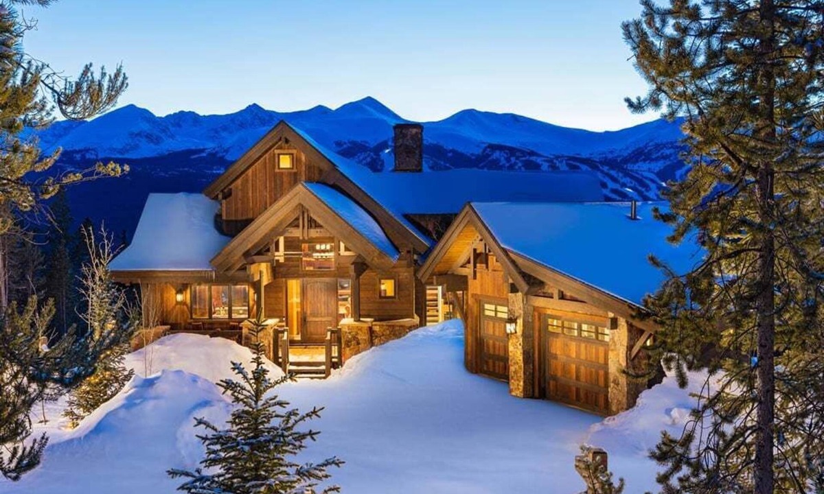 Baldy Mountain House | Experience luxury at Three Sisters Lookout with stunning mountain views & Private Hot Tub!