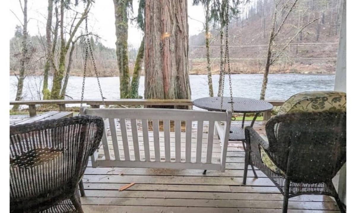 Marcola House | Experience Nature in this River Front Hideaway