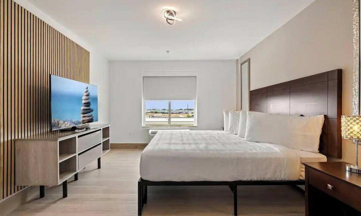 FM 1960 Hotel | Experience Quiet Room in Houston Great for Weekend Adventures | Outdoor Pool