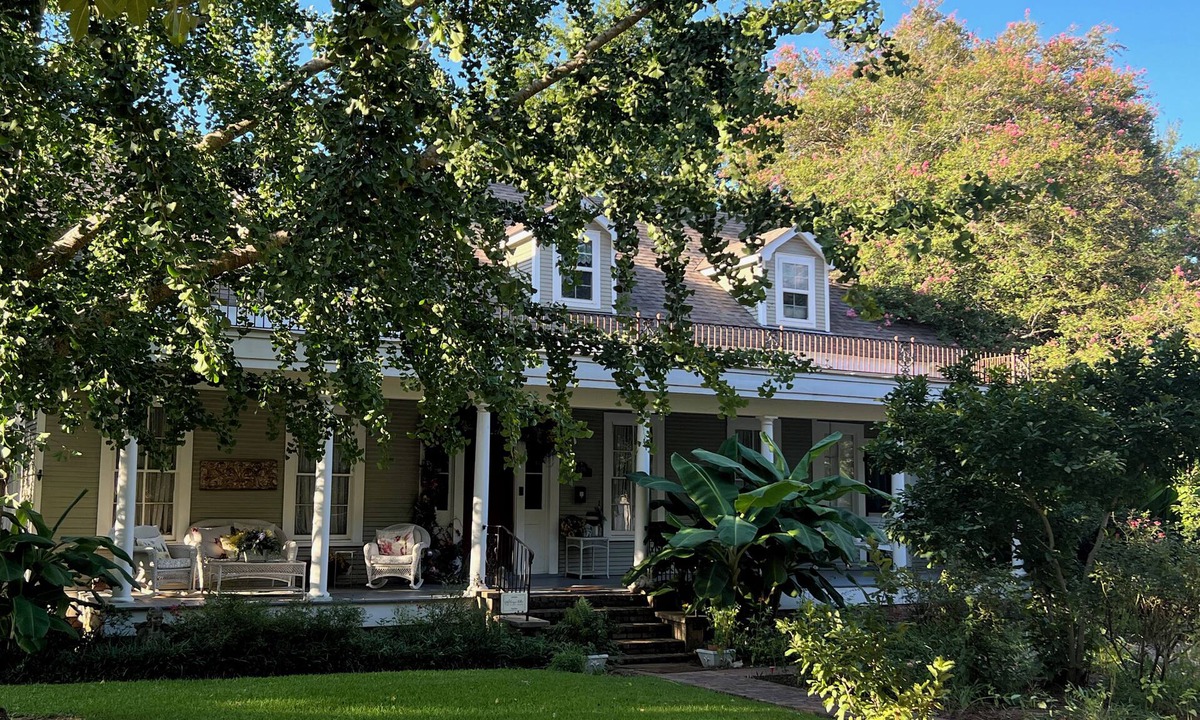 East Natchitoches House | Experience Southern Comfort -Beautiful 4BR Home with Pool & Front Porch Charm
