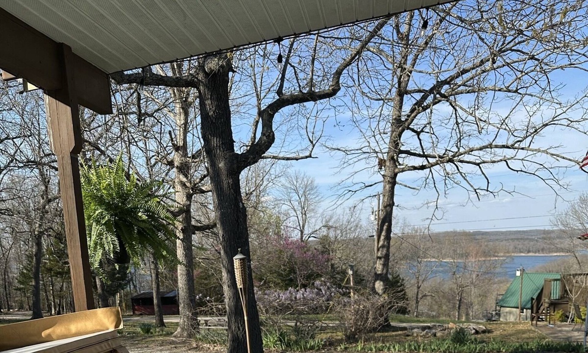 Elizabeth House | EXPERIENCE TOTALITY AT THE LAKE!