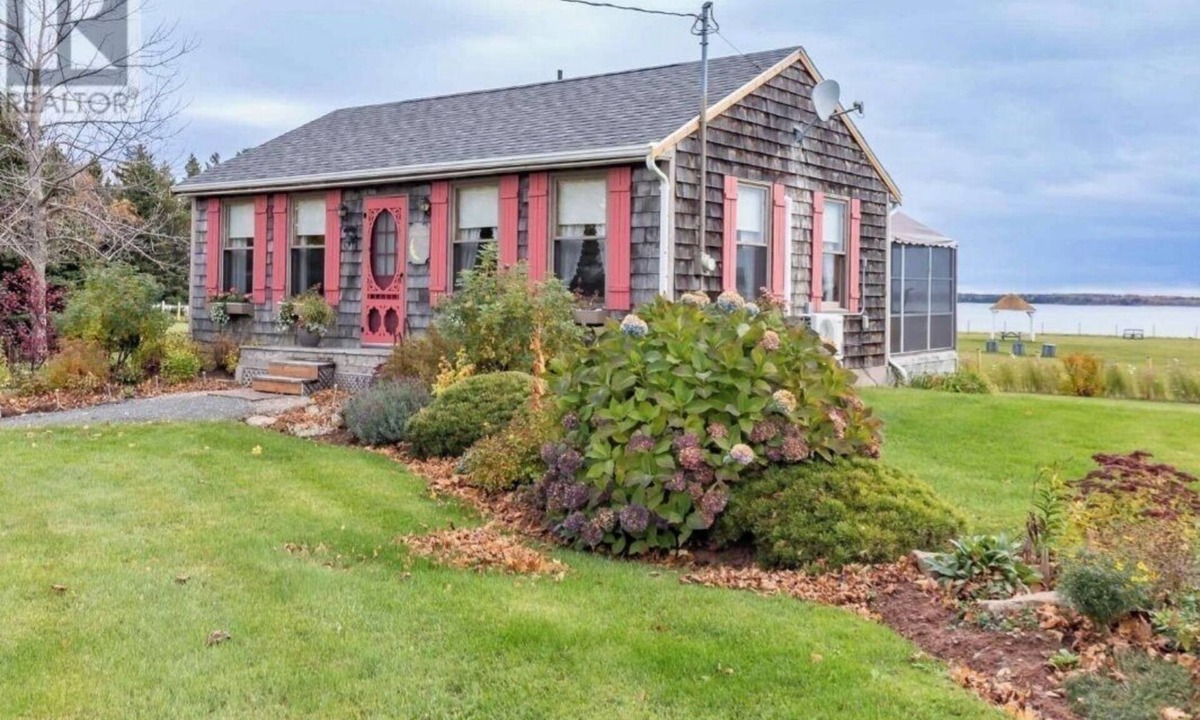 Kings County Cottage | Experience tranquility by the sea, Magnificent views, Romantic charm.