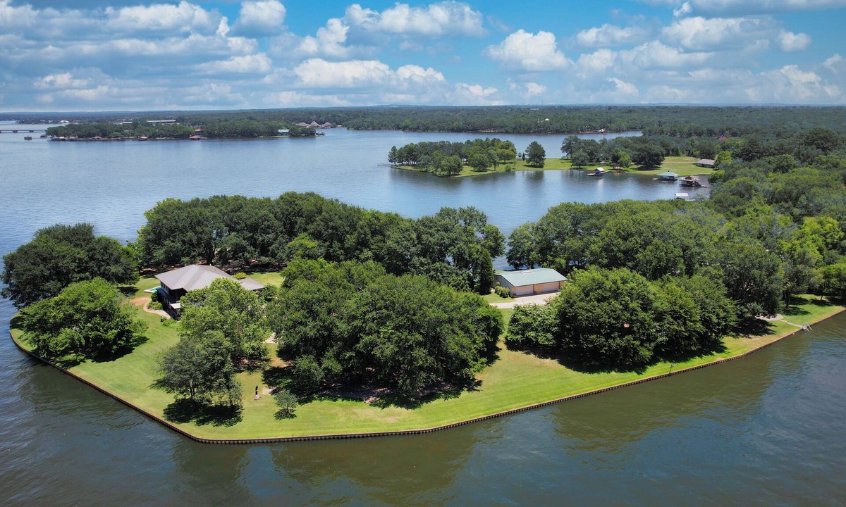 Malakoff Cottage | Experience Ultimate Lakeside Relaxation: Rent The Whole Nest - Four Modern Cottages at Cedar Creek Lake
