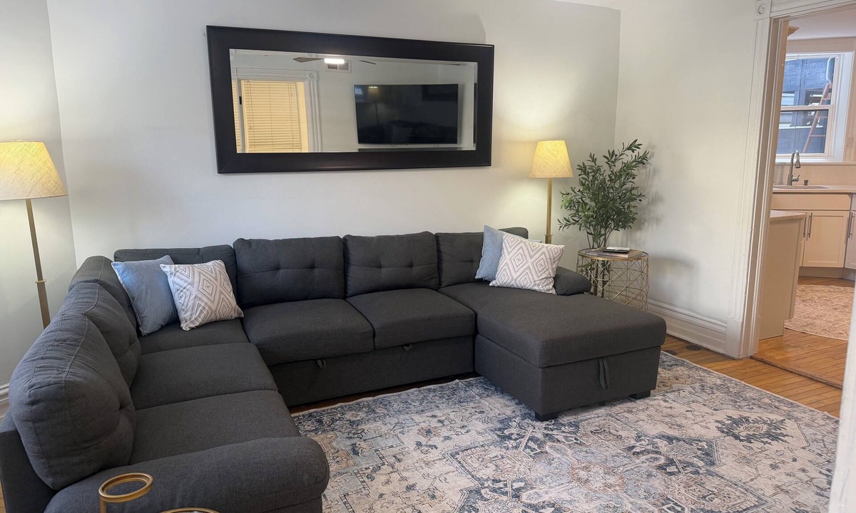North Center Apartment | Explore Chicago: Stylish 2BR, 1 Block to El Train & Close to Wrigley