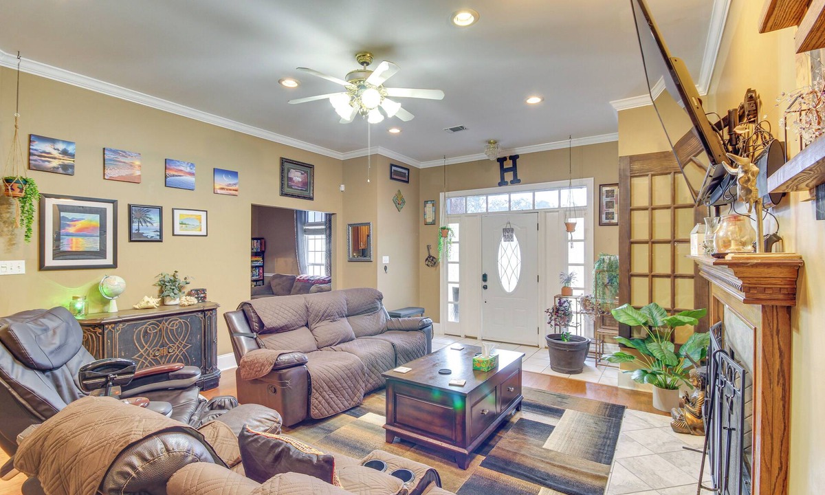 Long Beach House | Explore Gulf Coast & Beyond! Home w/Yard & Games