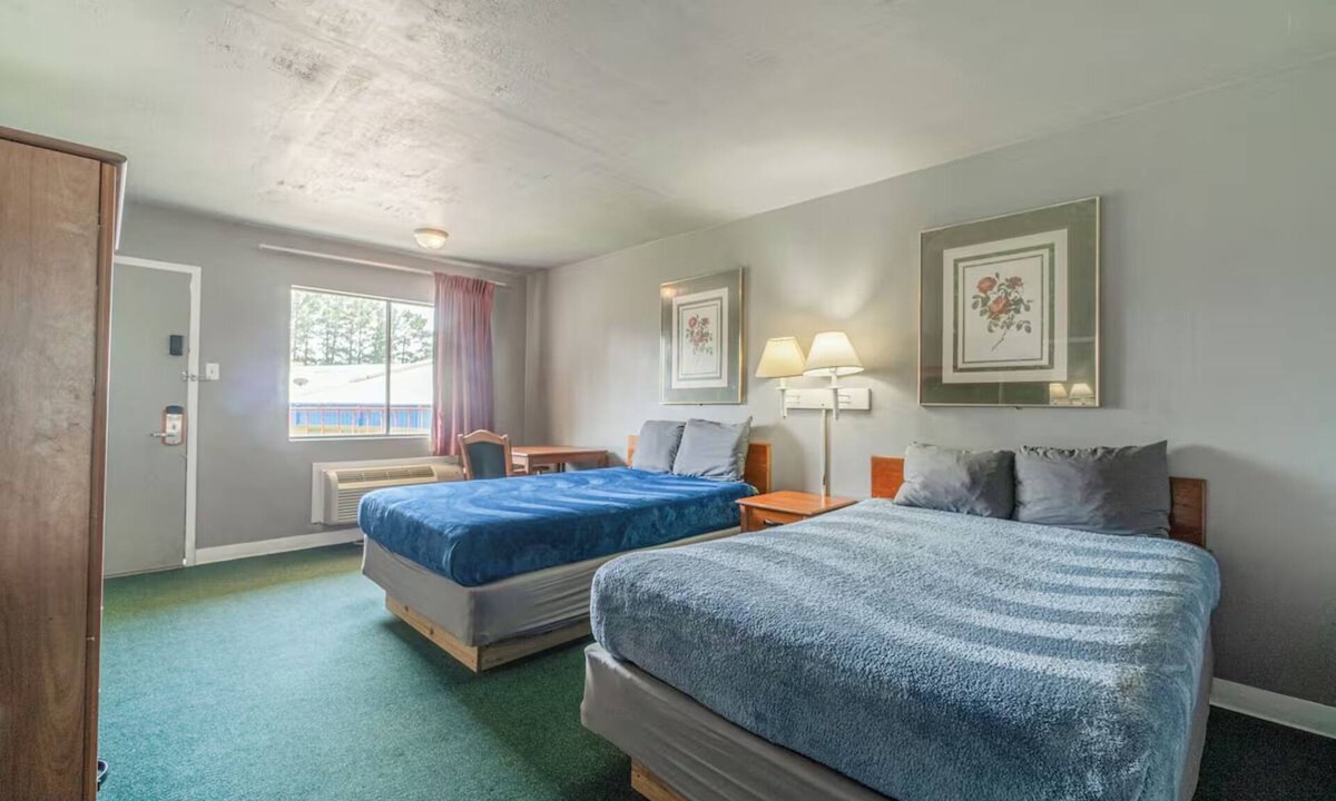 Livingston Hotel | Explore Livingston from a Convenient Room with 2 Full Beds