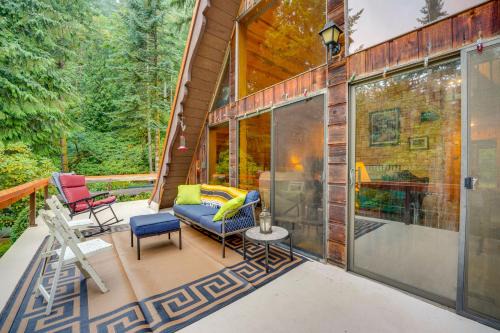 Mount St. Helens House | Explore Mt St Helens A-Frame Chalet with Deck!