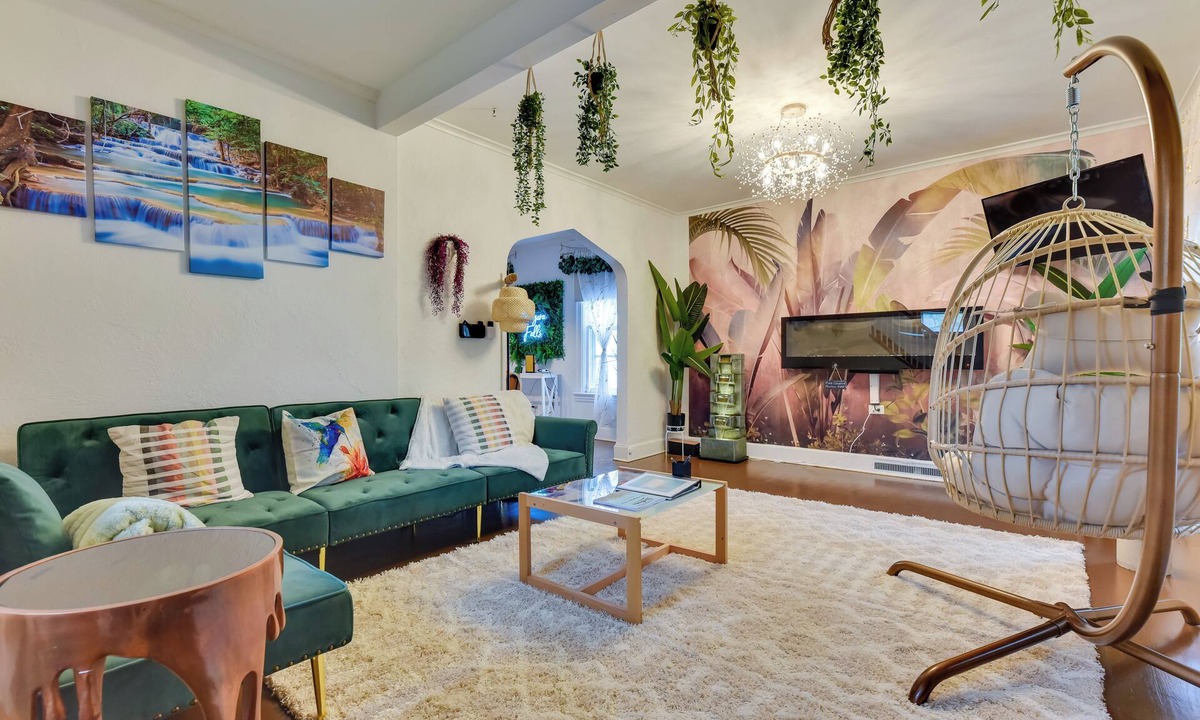 Niagara Falls House | Explore Niagara Falls! Colorful Upstate Getaway