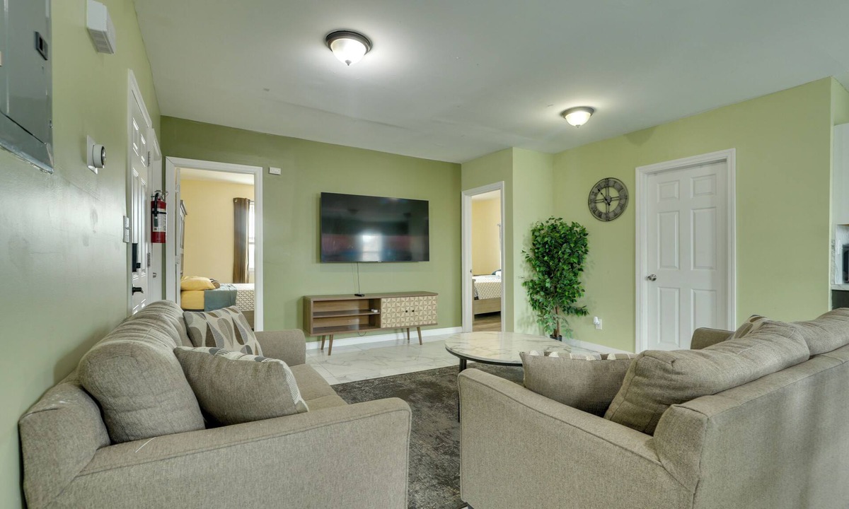 South Side Apartment | Explore NYC, Parks & Beaches! Top-Floor Apt