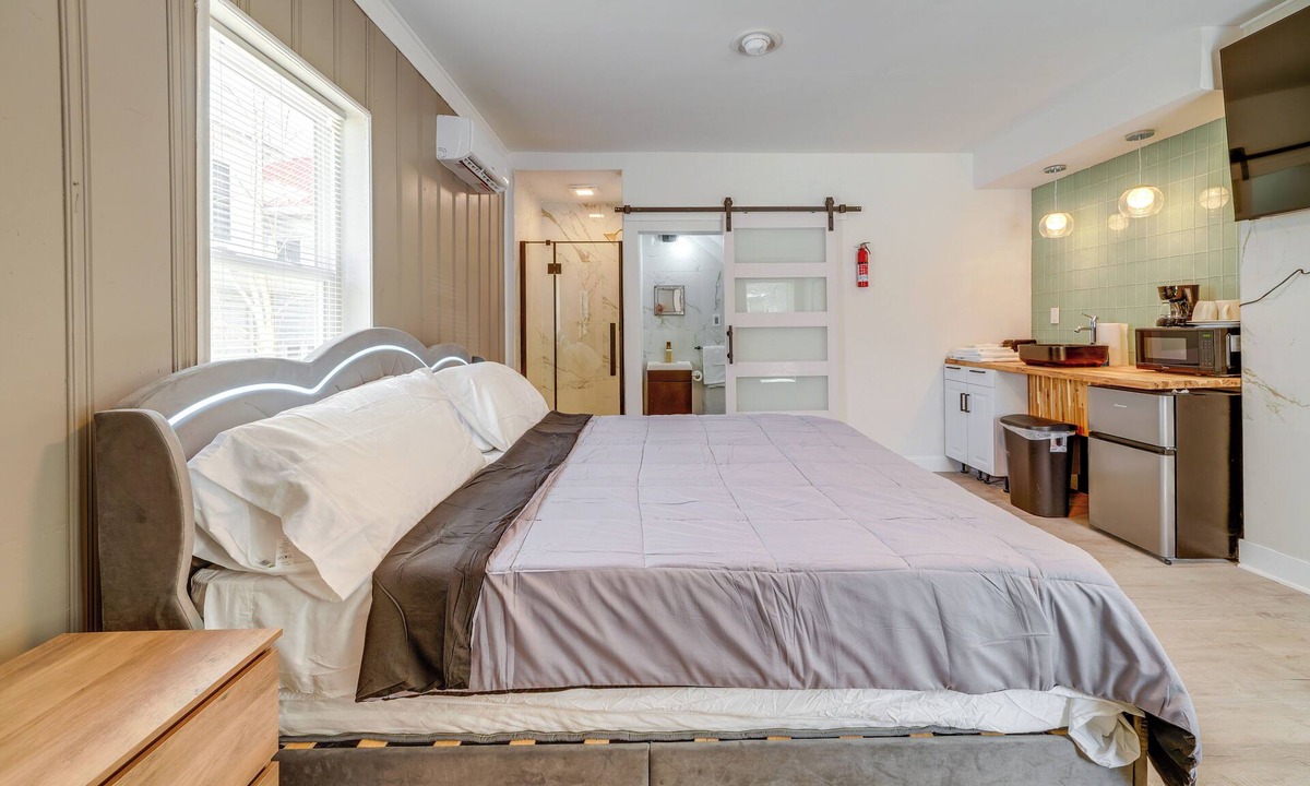 Bellepoint Apartment | Explore the Hinton Historic District! Luxe Studio