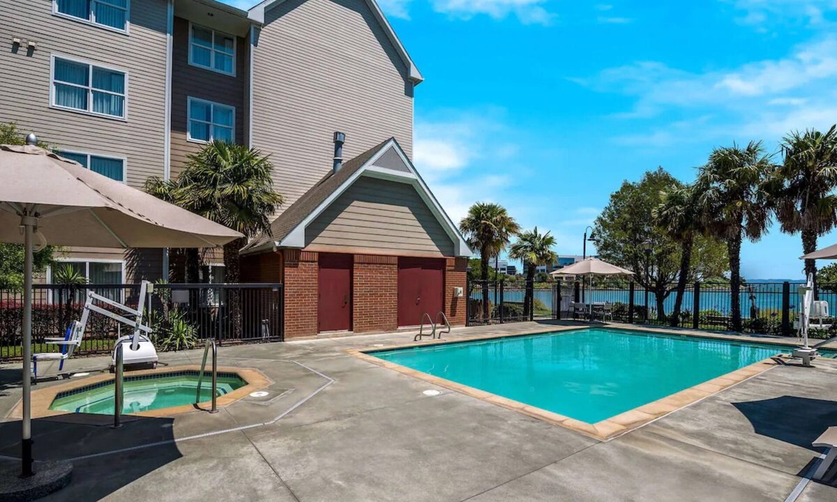 Oyster Point Hotel | Explore the City! Studio Suite w/Free Breakfast, Free Shuttle, Full Kitchen!