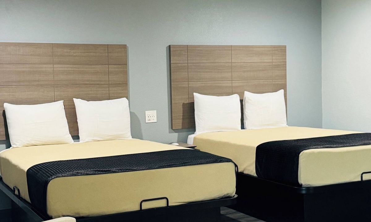 El Campo Hotel | EXPRESS INN & SUITES