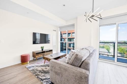 Harwood Apartment | Exquisite 3BR with Den & Complimentary Parking