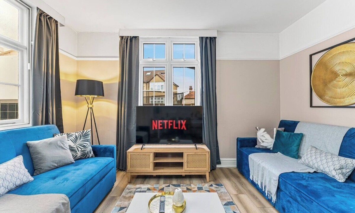 Horfield House | Exquisite 4 Bedroom House in Bristol - Parking