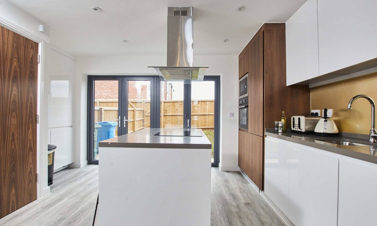 Failsworth House | Exquisite 5 Bedroom House with Parking