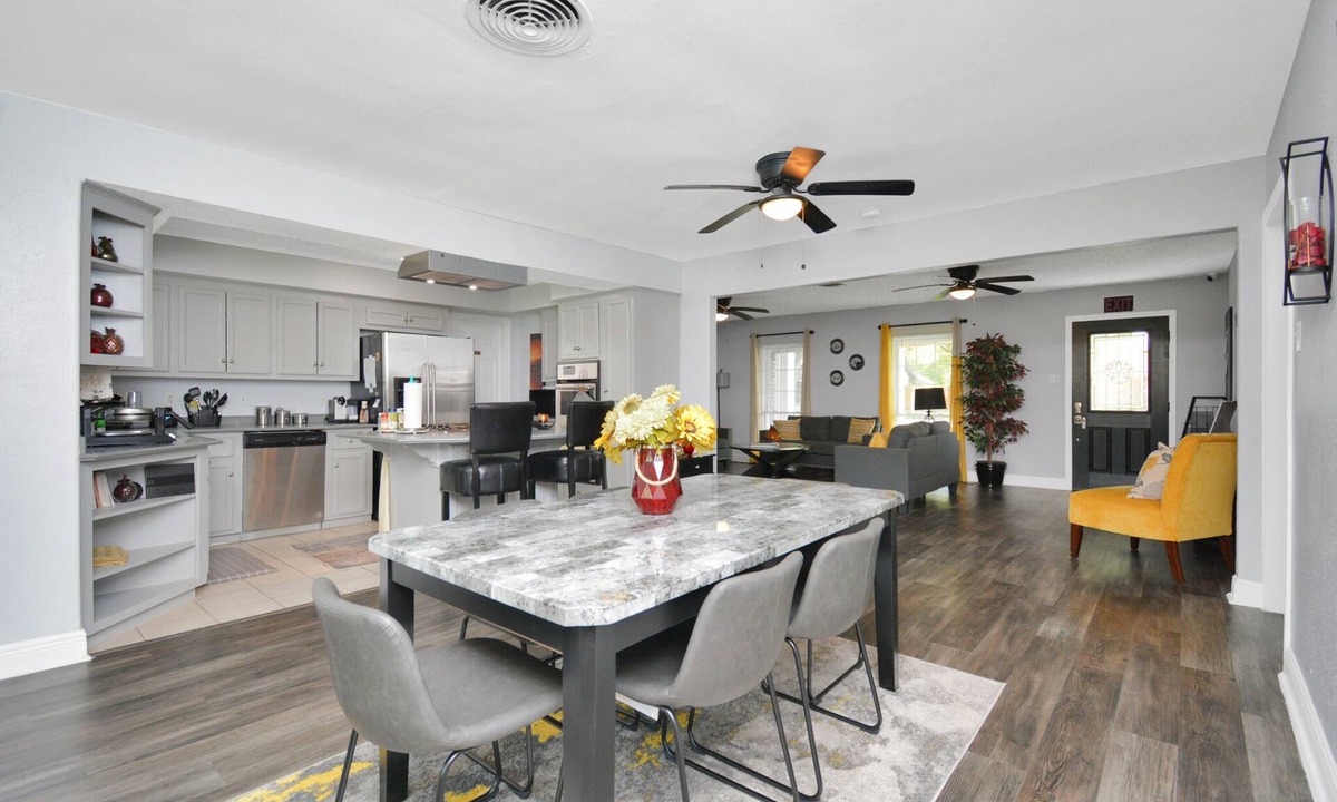 Shoreacres House | Exquisite 5BR near Yacht Club | Beach | Golf Course
