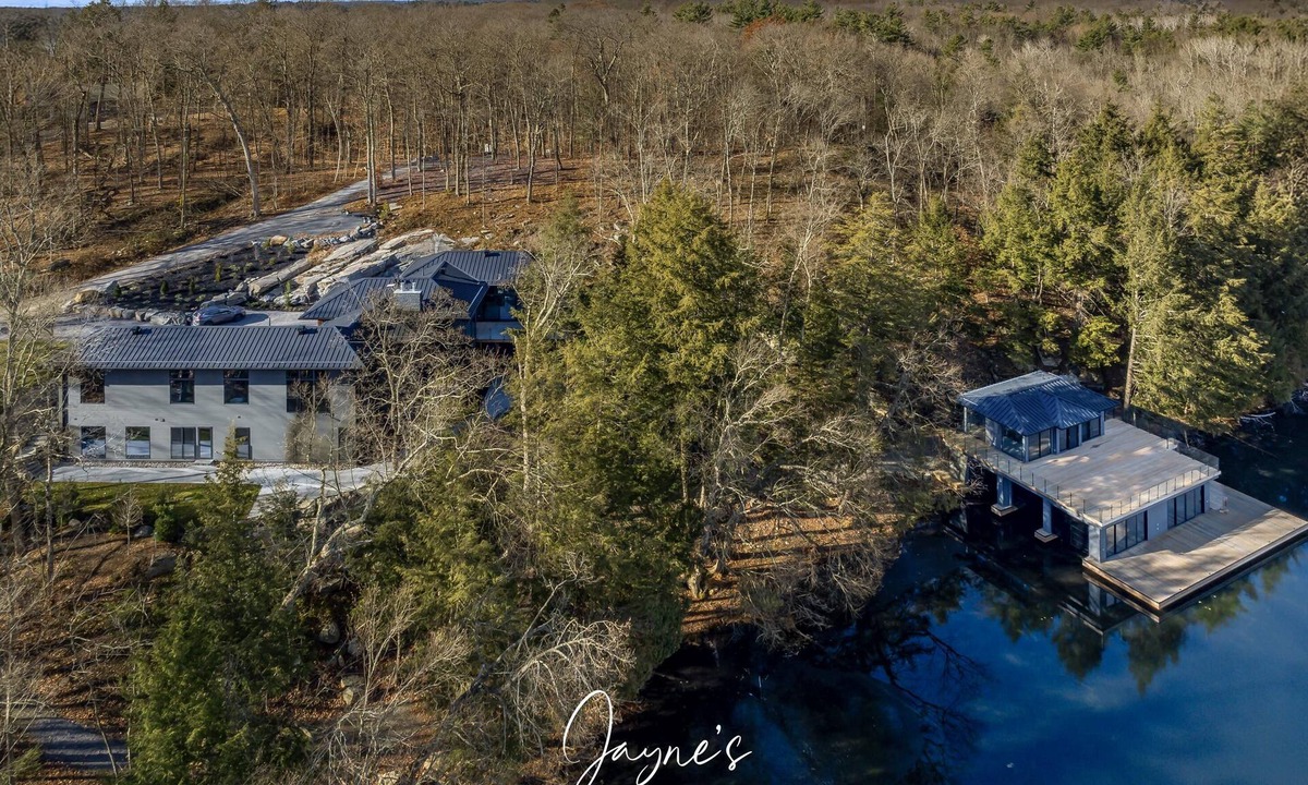 Muskoka Lakes Cottage | Exquisite 6 bed 8 bath on Lake Rosseau