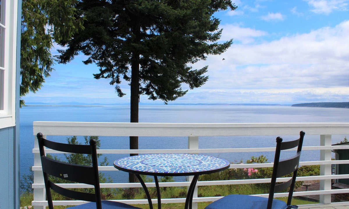 Diamond Point Cottage | Exquisite Bay Views. Charming Cottage.