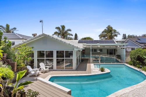 Forresters Beach House | Exquisite Beachside Luxury Resort Style Pool