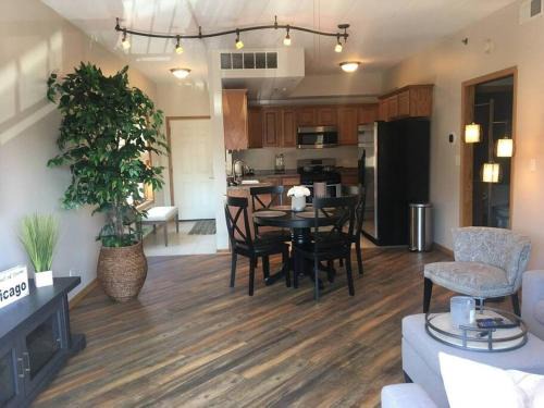 Oak Lawn Apartment | Exquisite Brand New Beauty